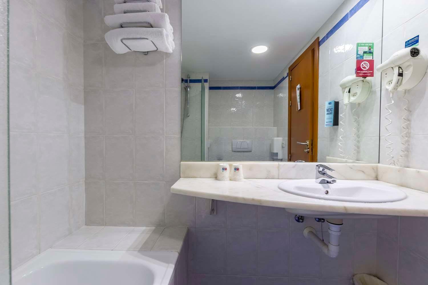 Travelodge Madrid Алькала-де-Энарес Экстерьер фото