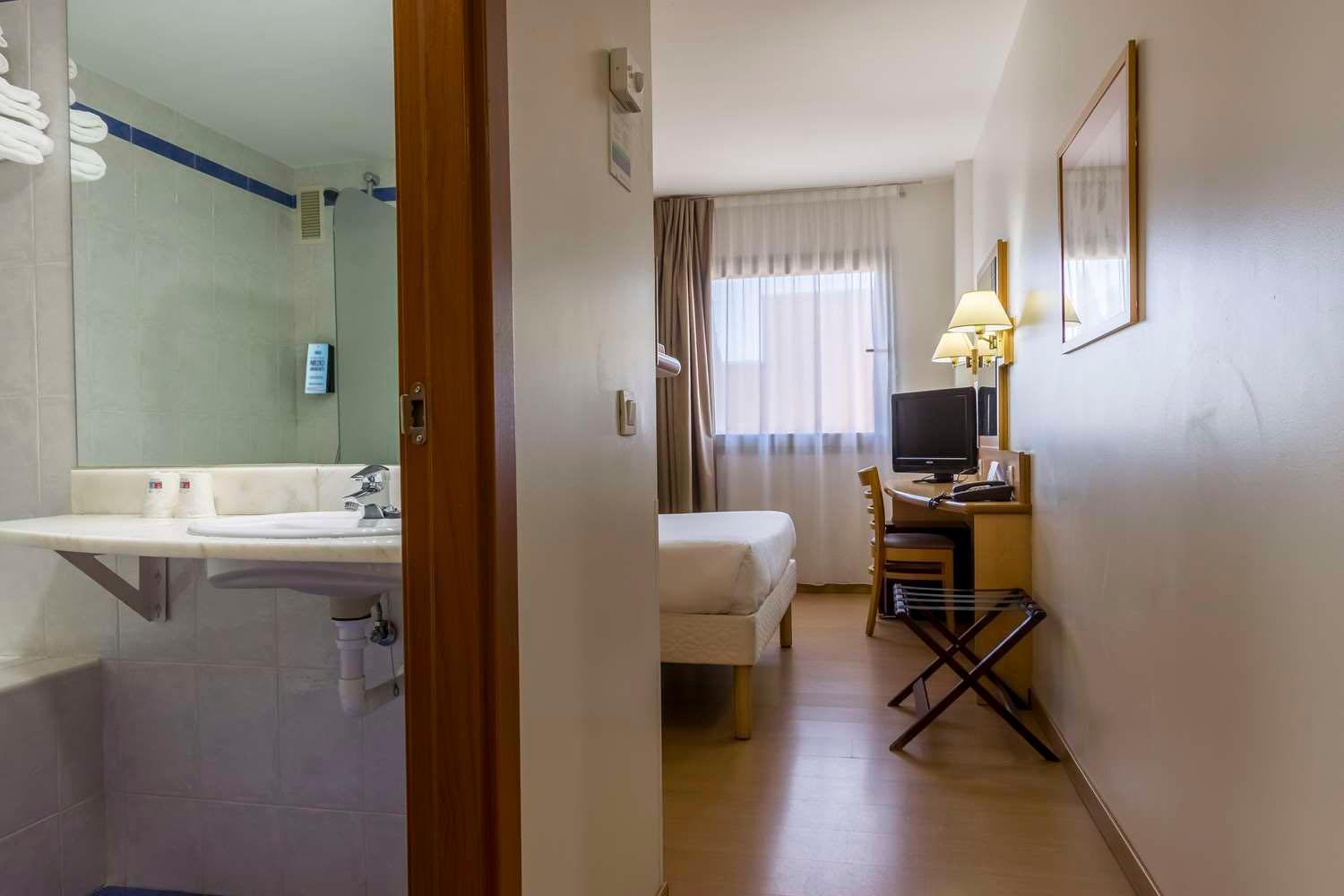 Travelodge Madrid Алькала-де-Энарес Экстерьер фото