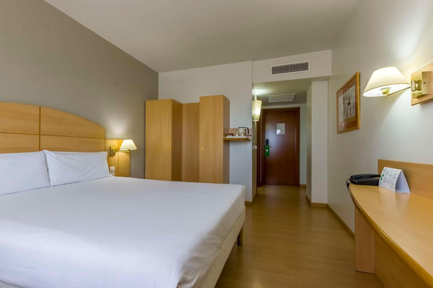 Travelodge Madrid Алькала-де-Энарес Экстерьер фото